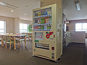 函館：【サービス付き高齢者向け住宅】
アメニティーコレクトピア
入居者の憩いの場には、自動販売機やキッチンもついております。